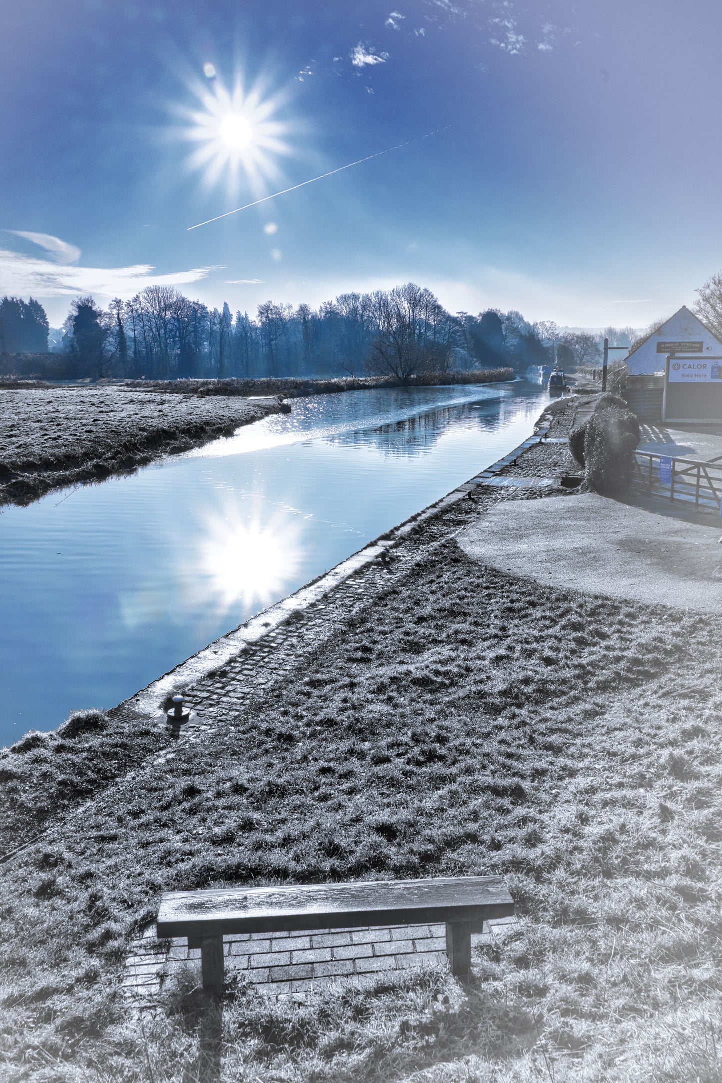 Blue Chill Morning Seat - Great Haywood - Canal - DSC04240 - Photo - Photographer Martin Fisher