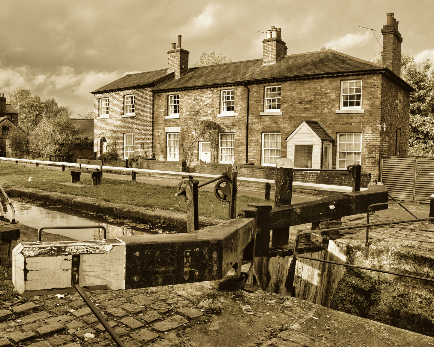 Fradley Junction Canal - Lock - DSC04978 - Photo - Photographer Martin Fisher