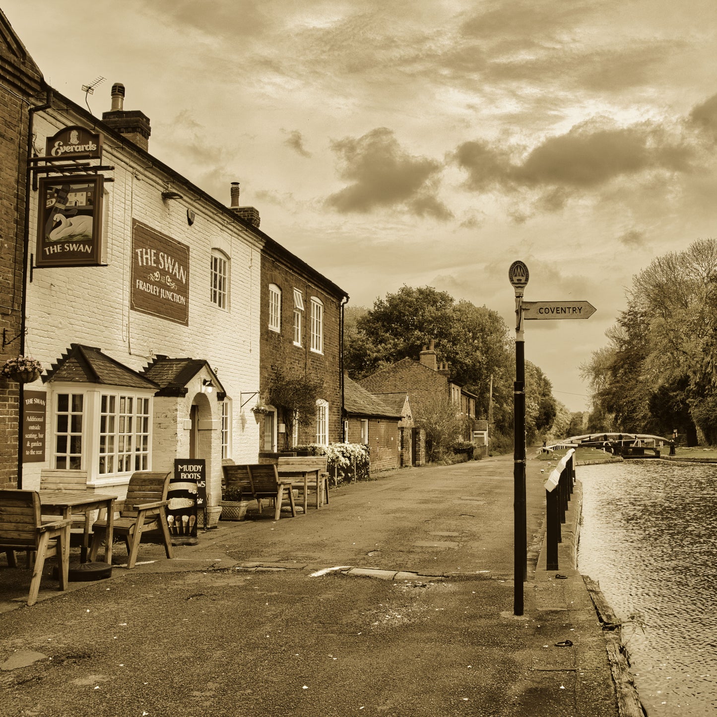 Fradley Junction Canal - The Swan Pub - DSC05085 - Photo - Photographer Martin Fisher